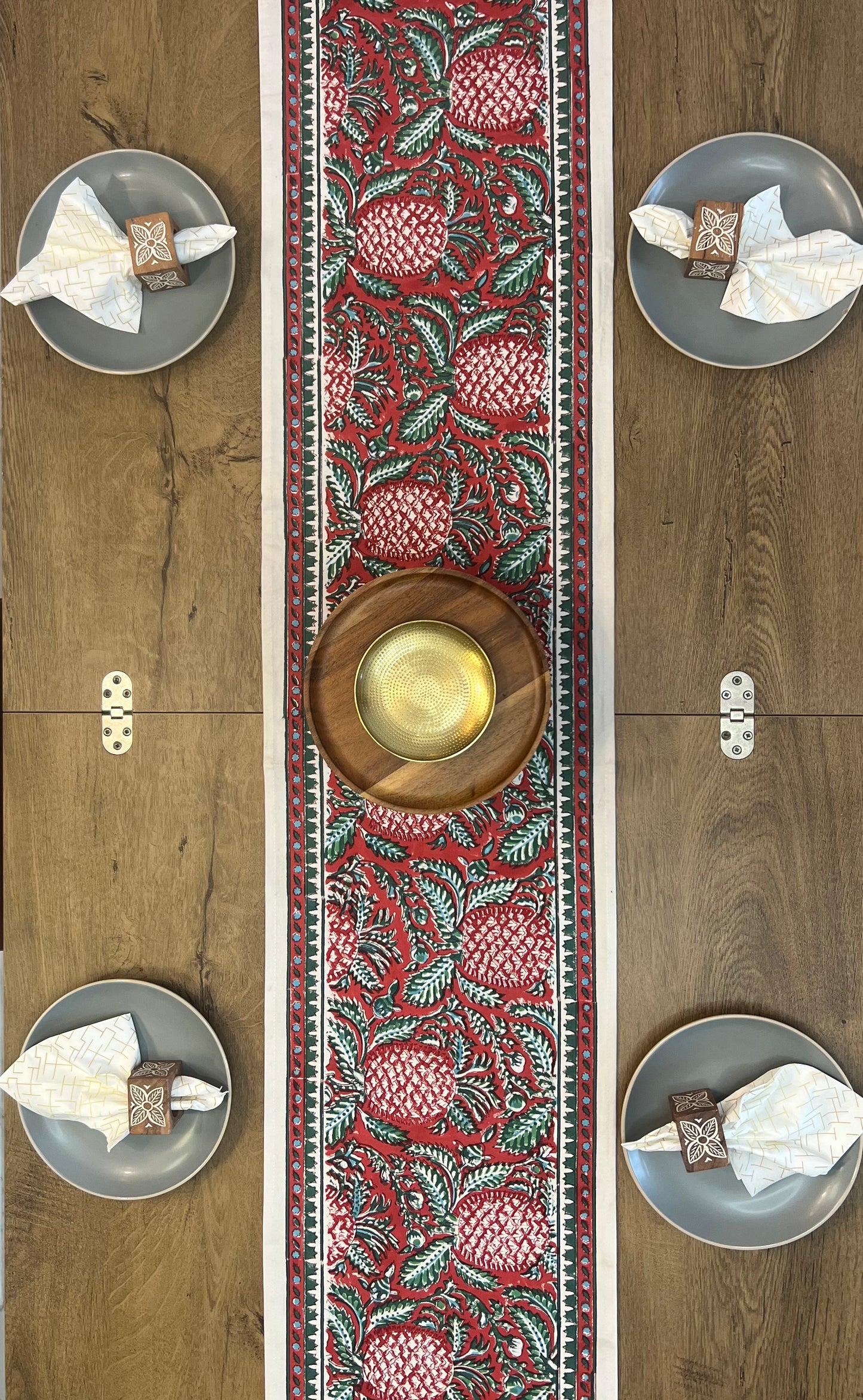 Verdé Rouge-Table Runner