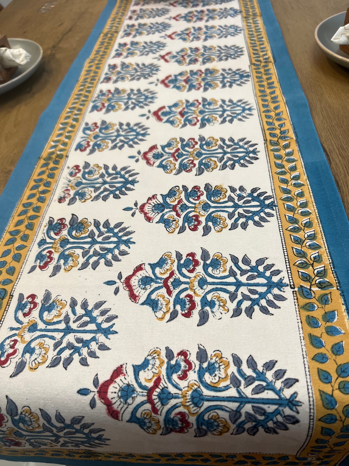 LEELA BUTI - Table Runner